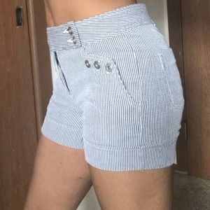 Button and zip shorts. Stripes. Fitted.